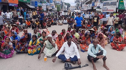 কাজে ফিরলেন চা-শ্রমিকরা