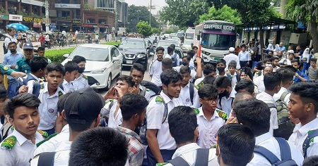 হাফ ভাড়ার দাবিতে শিক্ষার্থীদের সড়কে অবস্থান, তীব্র যানজট