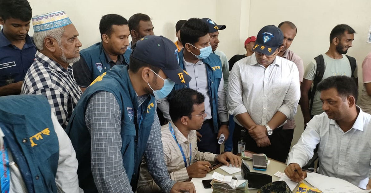 পাসপোর্ট অফিসে দুদকের অভিযান, ৩ দালালের জেল-জরিমানা করেছে