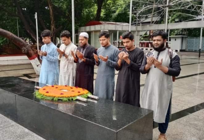 জাতির জনকের প্রতিকৃতিতে ঢাআসাসের পুষ্পস্তবক অর্পণ ও ফাতেহা পাঠ