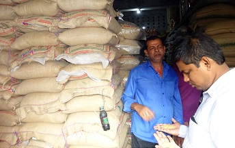 মোরেলগঞ্জে চালের বাজার নিয়ন্ত্রণে রাখতে প্রশাসনের ঝটিকা অভিযান