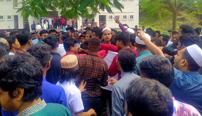 কুবিতে সাইড চাওয়াকে কেন্দ্র করে নামাজের পর দুই হলের শিক্ষার্থীদের হাতাহাতি