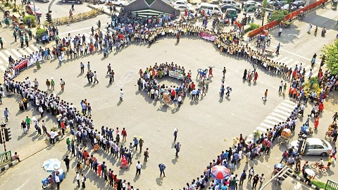চাকরিতে প্রবেশের বয়স ৩৫’র দাবিতে অবরোধ, পুলিশের লাঠিচার্জ