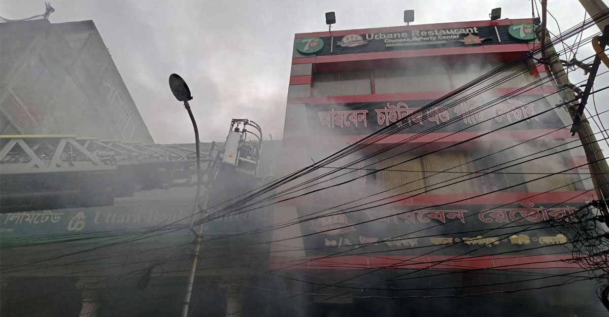 যাত্রাবাড়ীর কলাপট্টিতে আগুন, নিয়ন্ত্রণে কাজ করছে ১০ ইউনিট
