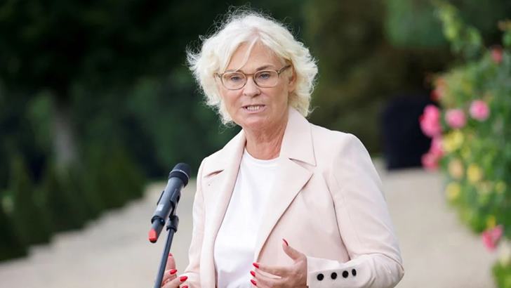 যুদ্ধ ট্যাংক পেতে মরিয়া ইউক্রেন, প্রত্যাখ্যান করলেন জার্মানি