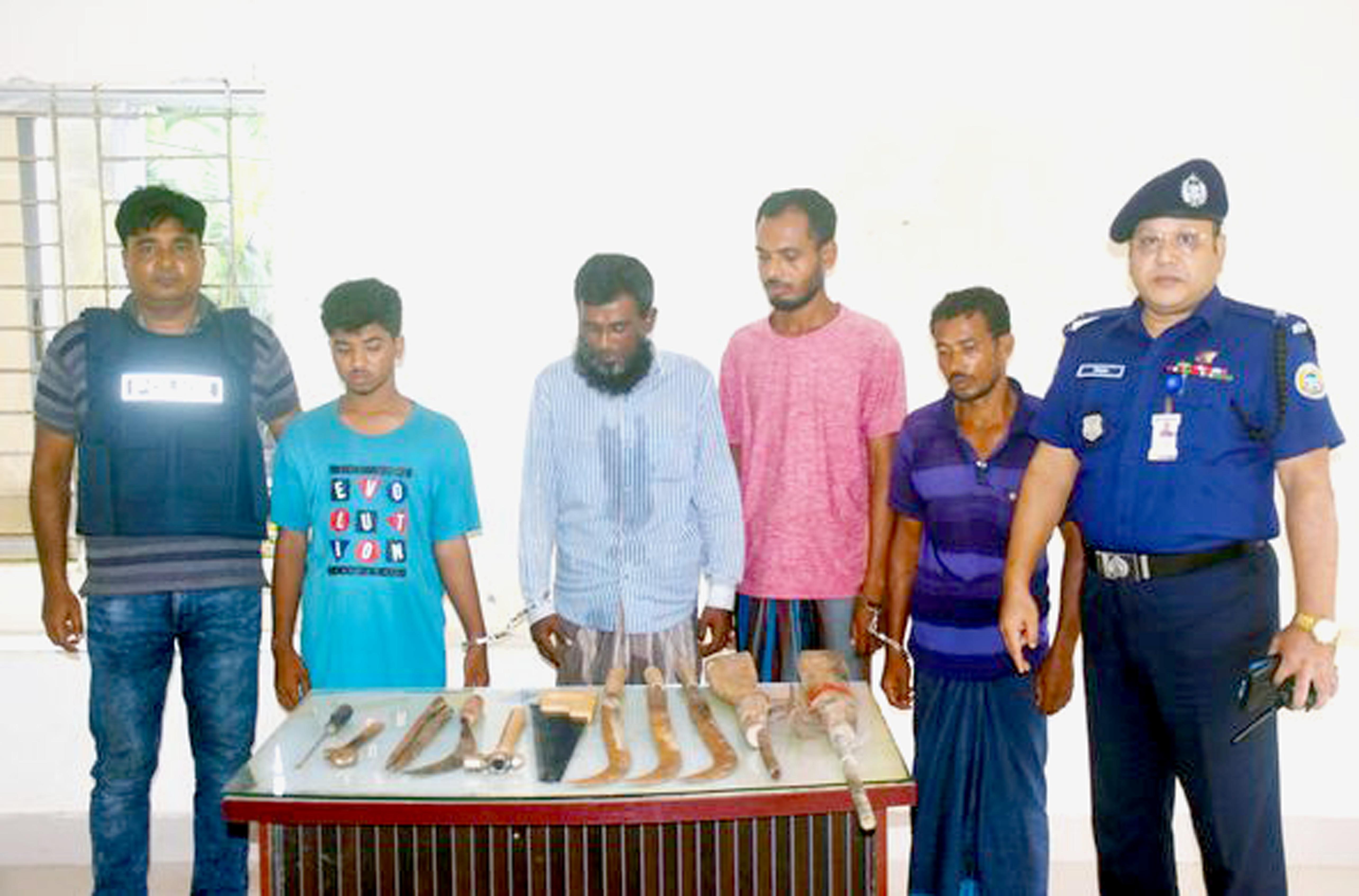 বরগুনায় ডাকাতির প্রস্ততিকালে অস্ত্রসহ ৪ ডাকাত গ্রেফতার