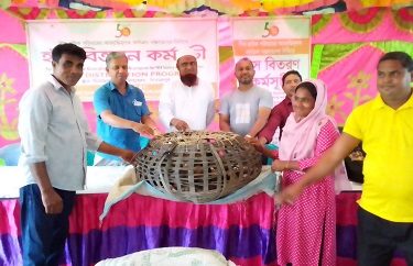 দিনাজপুরে ওয়ার্ল্ড ভিশনের উদ্যোগে শ্রমজীবী শিশুদের পরিবারে হাঁস বিতরণ