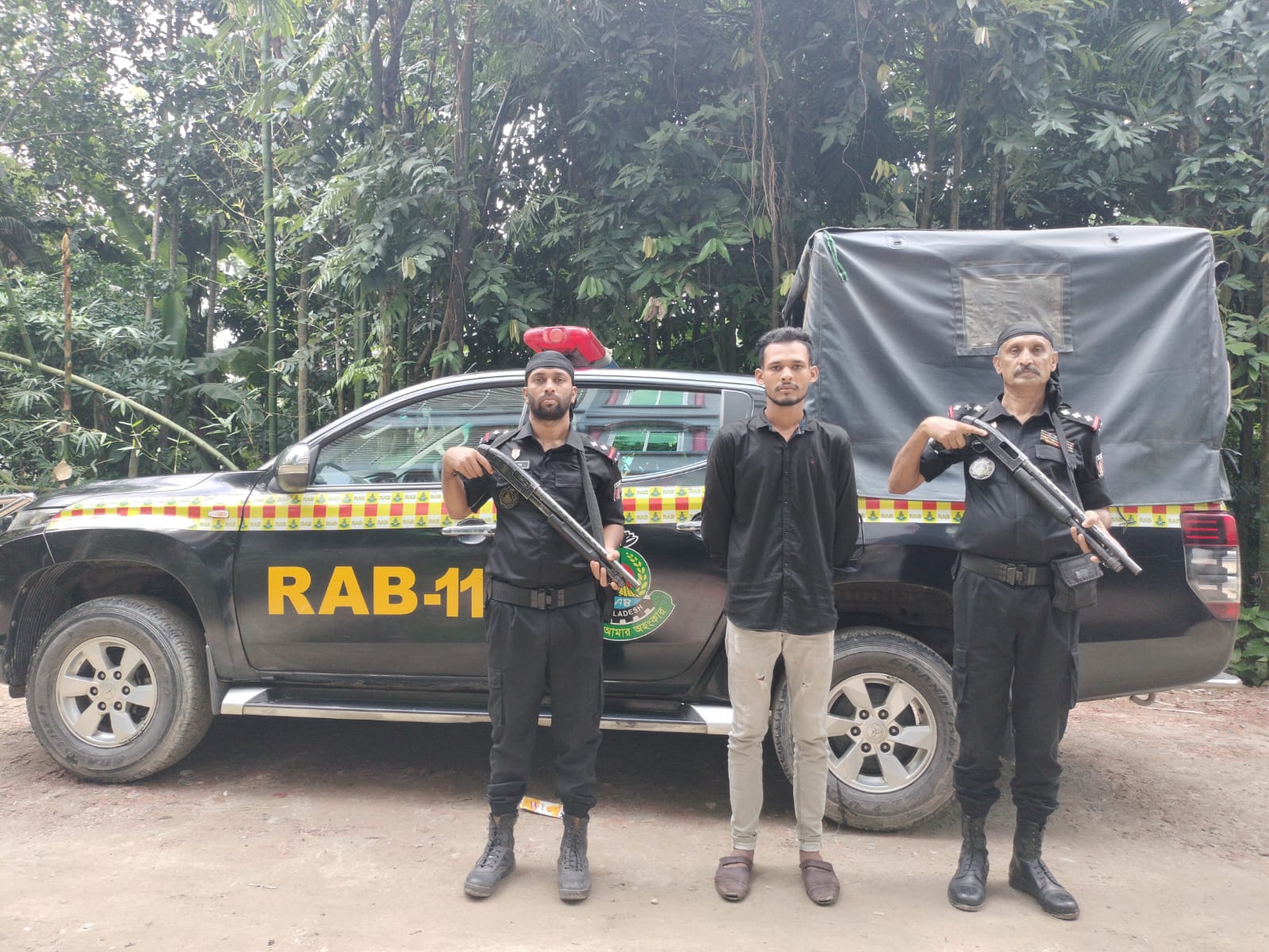 বিদেশী মদসহ শীর্ষ সন্ত্রাসী ফাহাদ গ্রেফতার