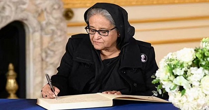 ছোট বোনকে সাথে নিয়ে রানির প্রতি প্রধানমন্ত্রীর শ্রদ্ধা