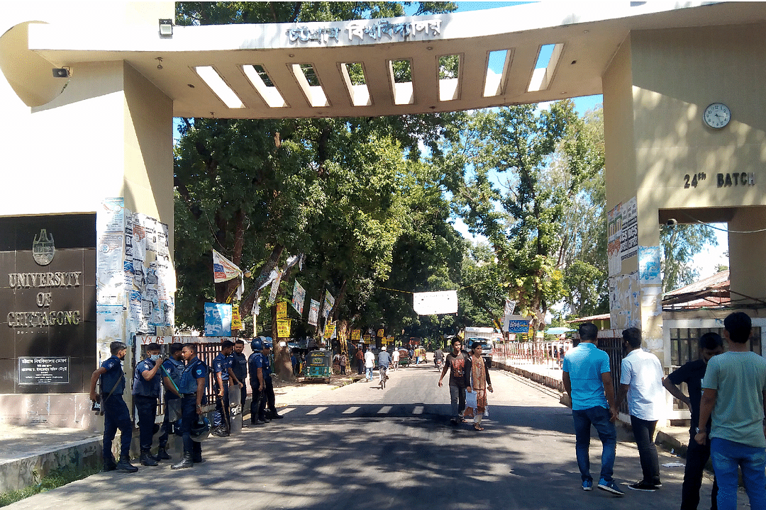চবিতে ছাত্রলীগের অবরোধ স্থগিত রেখে, চলছে ক্লাস-পরীক্ষা