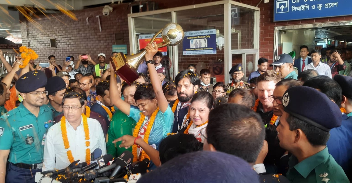 বিমানবন্দরে পা রেখেই বিশৃঙ্খলার কবলে পড়লেন সাবিনারা