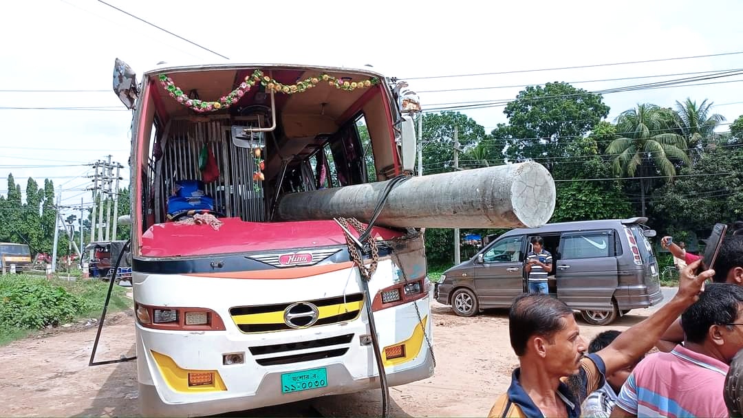 ফরিদপুরে সড়ক দুর্ঘটনায় ২০ জন আহত- আশংকাজনক ৪