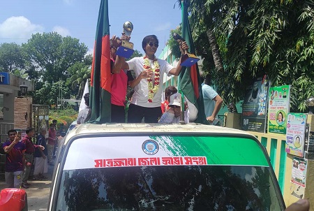 নিজ শহরেও সাবিনাকে প্রাণঢালা সংবর্ধনা