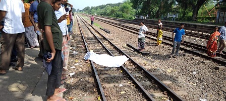 ট্রেনে উঠতে গিয়ে বাবার সামনে প্রাণ গেলো ছেলের