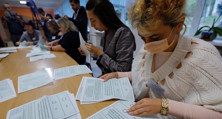 ইউক্রেনের অধিকৃত অঞ্চলের লোকজন রাশিয়ায় যোগদানের পক্ষে