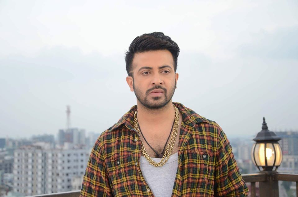 ‘ধর্ষণ’ করেছিলেন শাকিব খান, ফেসবুকে তথ্য ছড়ালেন সাংবাদিক মিলি