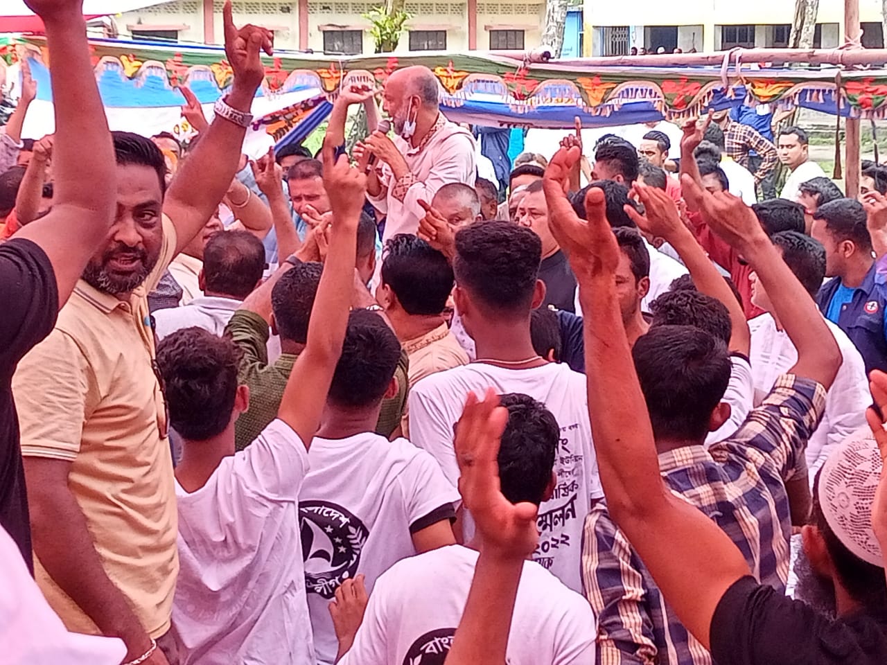 ইউপি চেয়াম্যানের নাম না বলায় আ.লীগের সম্মেলন মঞ্চে ধাওয়া-পাল্টা ধাওয়া