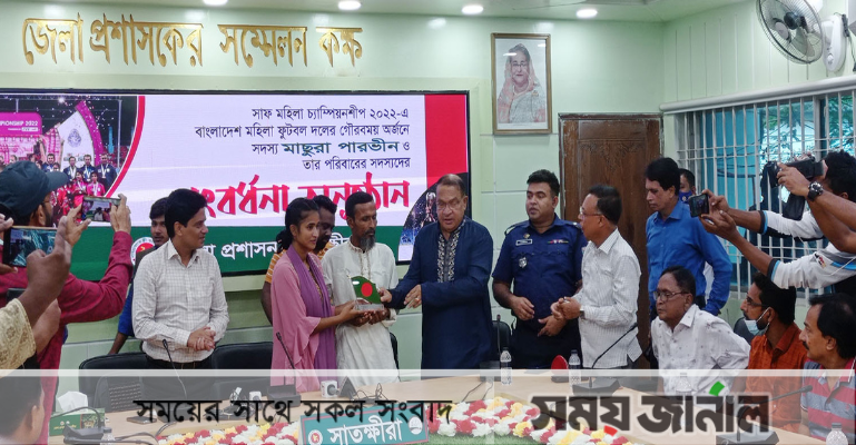সাতক্ষীরায় জেলা প্রশাসনের পক্ষ থেকে সাফজয়ী মাসুরাকে সংবর্ধনা