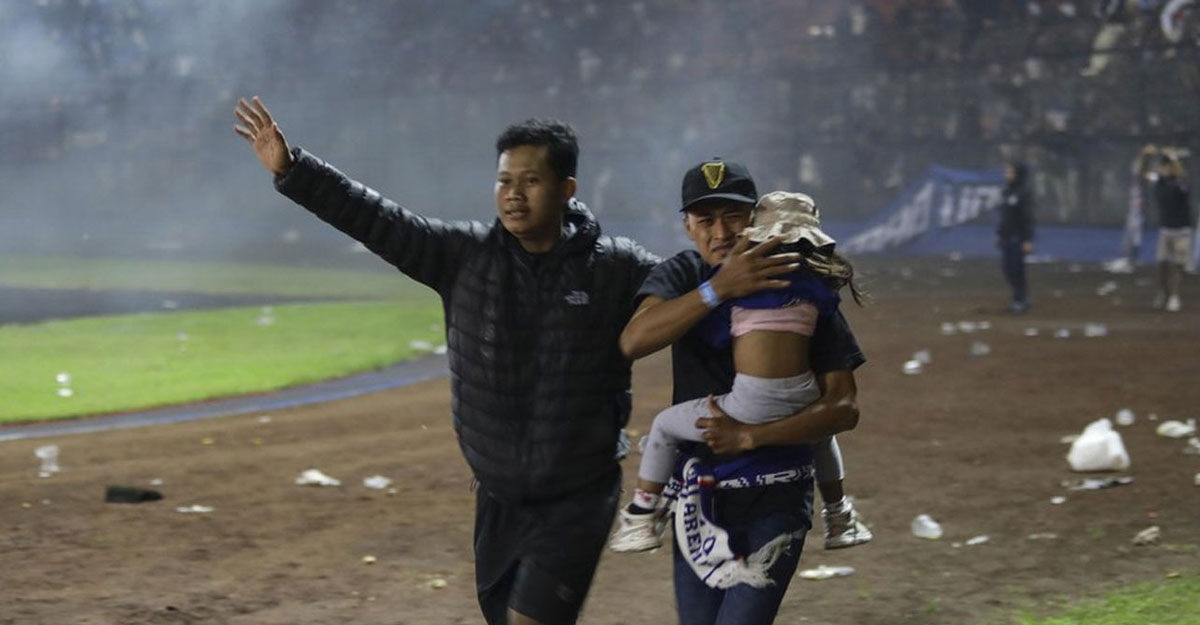 ইন্দোনেশিয়ার ফুটবল স্টেডিয়ামে বিশৃঙ্খলার মধ্যে কেউ শ্বাসরুদ্ধ হয়ে আবার কেউ পদদলিত হয়ে মারা যান