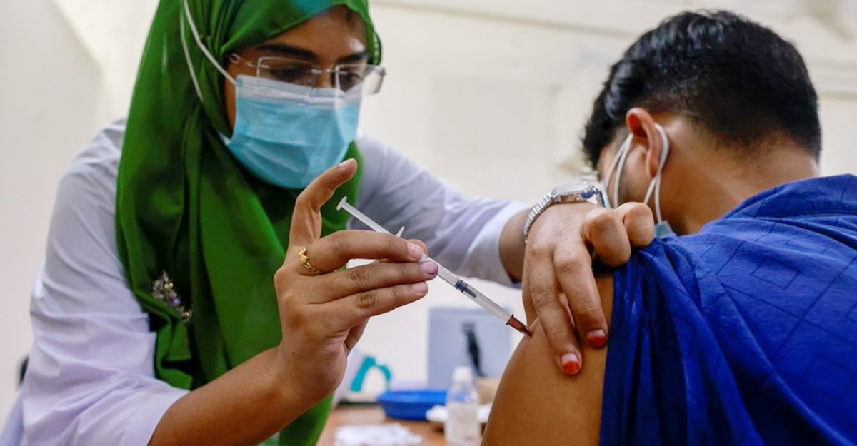 করোনা টিকার প্রথম ডোজ প্রদানের সময় আরও বাড়লো