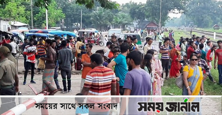 দুর্গাপূজা উপলক্ষে হিলি সীমান্তে দুই বাংলার মানুষের মিলন মেলা