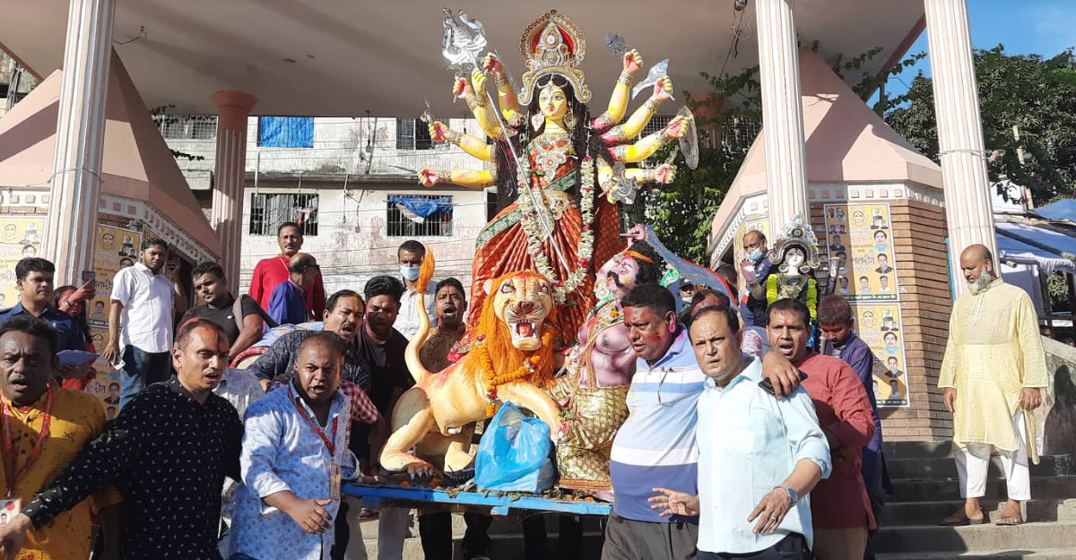 প্রতিমা বিসর্জনের মধ্য দিয়ে দুর্গোৎসবের সমাপ্তি
