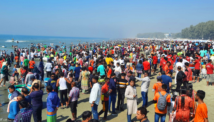 হোটেলে রুম খালি নেই কক্সবাজারে, ভোগান্তিতে রাত কাটাচ্ছেন পর্যটকরা