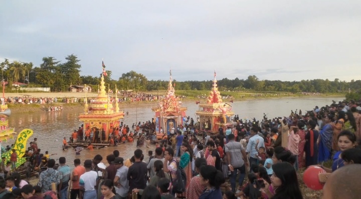 রামুতে সম্প্রীতির বন্ধনে শেষ হলো জাহাজ ভাসা উৎসব