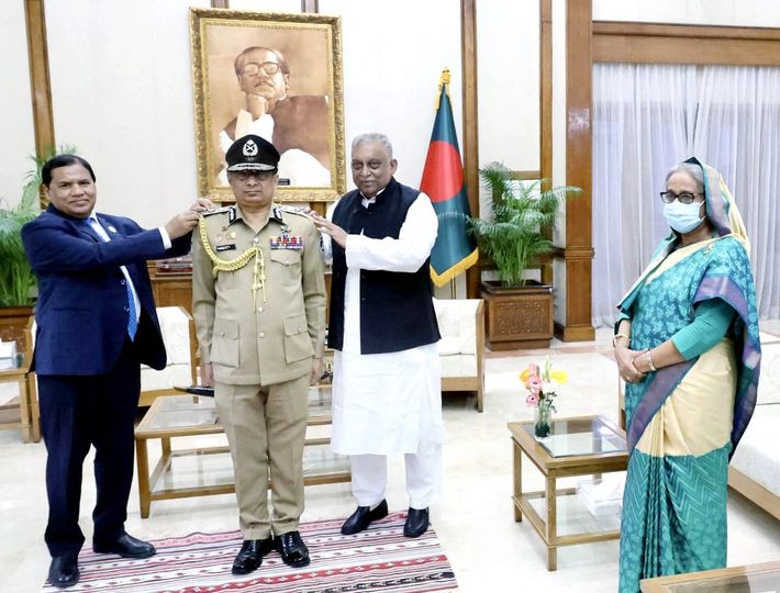 আইজিপিকে র‌্যাংঙ্ক ব্যাজ পরালেন প্রধানমন্ত্রী