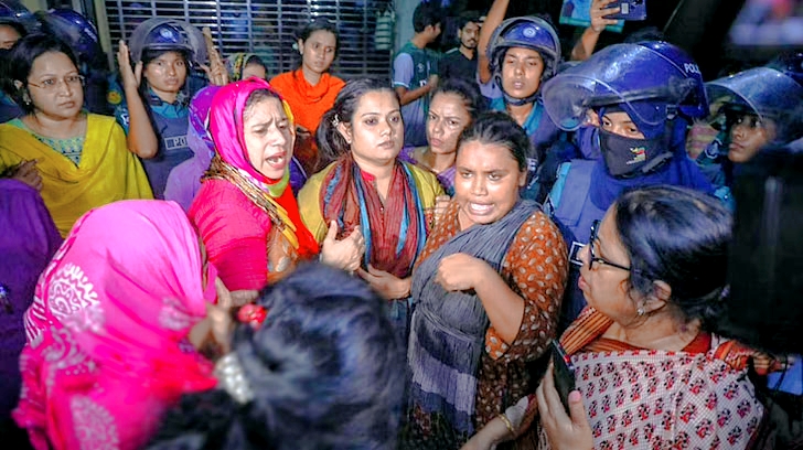 ইডেন ছাত্রলীগের বহিষ্কৃত ৭ ছাত্রীকে আত্মসমর্পণের নির্দেশ: হাইকোর্ট