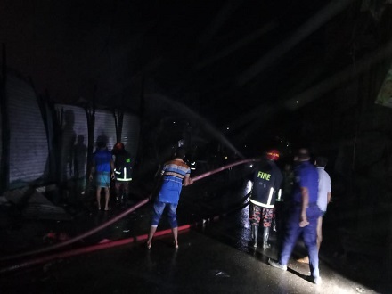 নোয়াখালীতে ১৭টি দোকান পুড়ে ছাই