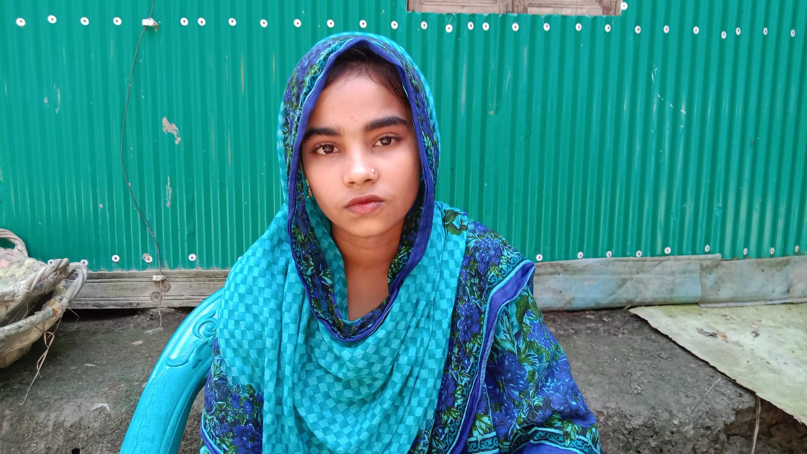 নোয়াখালীতে প্রেমিকের বাড়িতে প্রেমিকার অনশন, প্রেমিক পলাতক