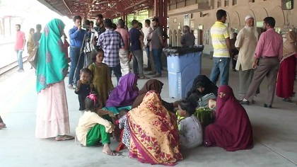 নাটোরে তৃতীয় শ্রেণীর কর্মচারীদের ধর্মঘট