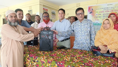 দিনাজপুর সদরের আস্করপুর ইউনিয়নে জানাজা মাঠের জন্য চার্জার সাউন্ড বক্স বিতরণ