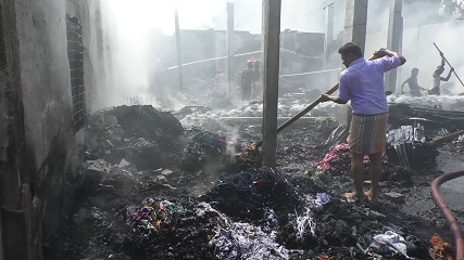কুড়িগ্রামে মা টেক্সটাইলের তুলার মিল আগুনে পুড়ে ভষ্মিভুত