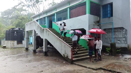 নদী উত্তাল, বিদুৎ বিচ্ছিন্ন, সাইক্লোন সেন্টারে মানুষ