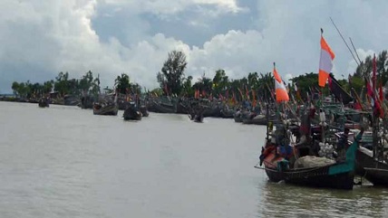 নোয়াখালীর হাতিয়া নিম্নাঞ্চল প্লাবিত,আশ্রয়ণ কেন্দ্রে মানুষ