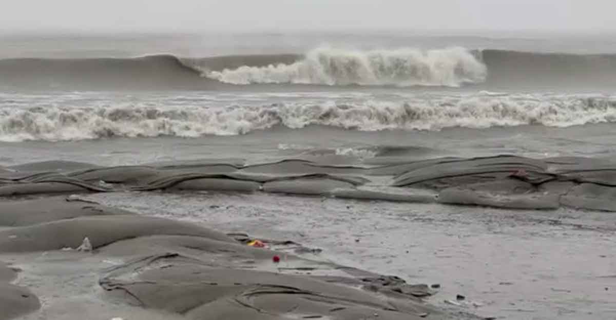 উপকূল থেকে ৩৩৫ কিলোমিটার দূরে ঘূর্ণিঝড় সিত্রাং