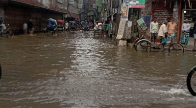 অলি-গলিতে হাঁটু পানি, ভোগান্তিতে মানুষ