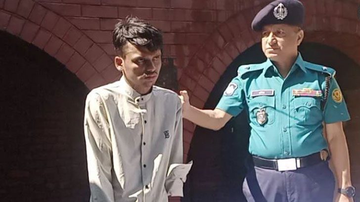 কৃত্রিম হাতের আড়ালে অভিনব কায়দায় ইয়াবা ব্যবসায়িক আটক