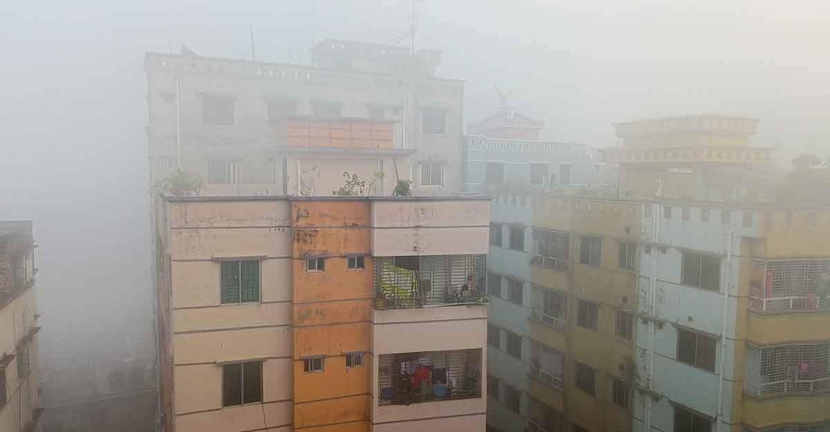 ঘন কুয়াশায় ‘ঢাকা’