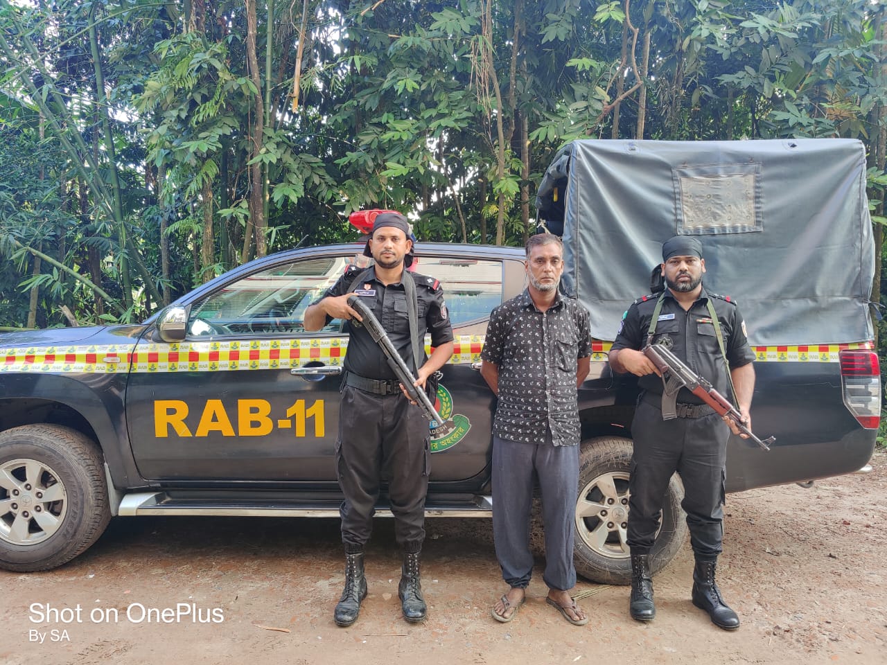 নোয়াখালীতে থেকে আগ্নেয়াস্ত্রসহ সন্ত্রাসী গ্রেফতার