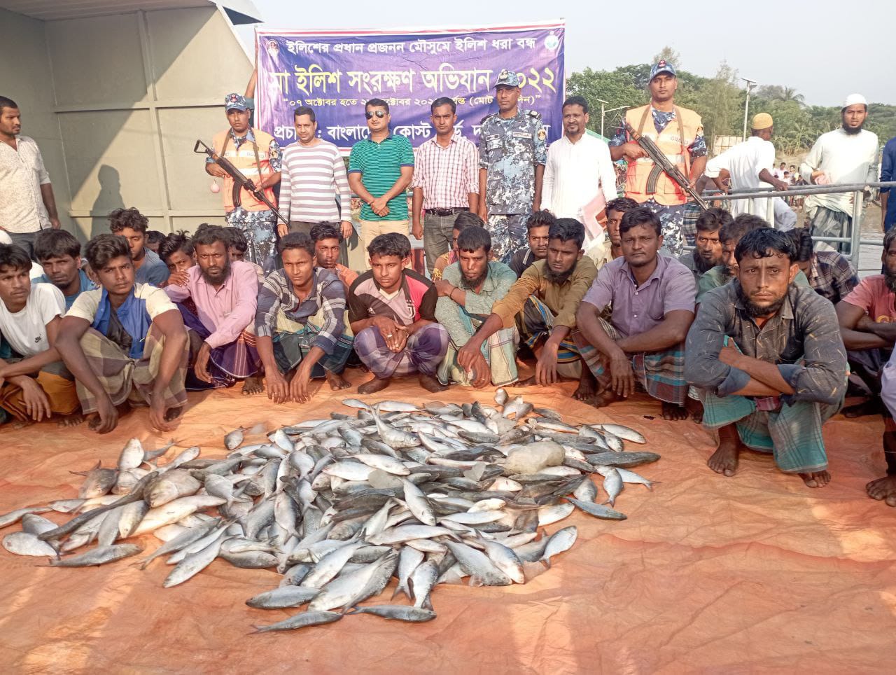 ইলিশ ধরায় নিষেধাজ্ঞা অমান্য, হাতিয়ায় ৩৬ জেলে আটক