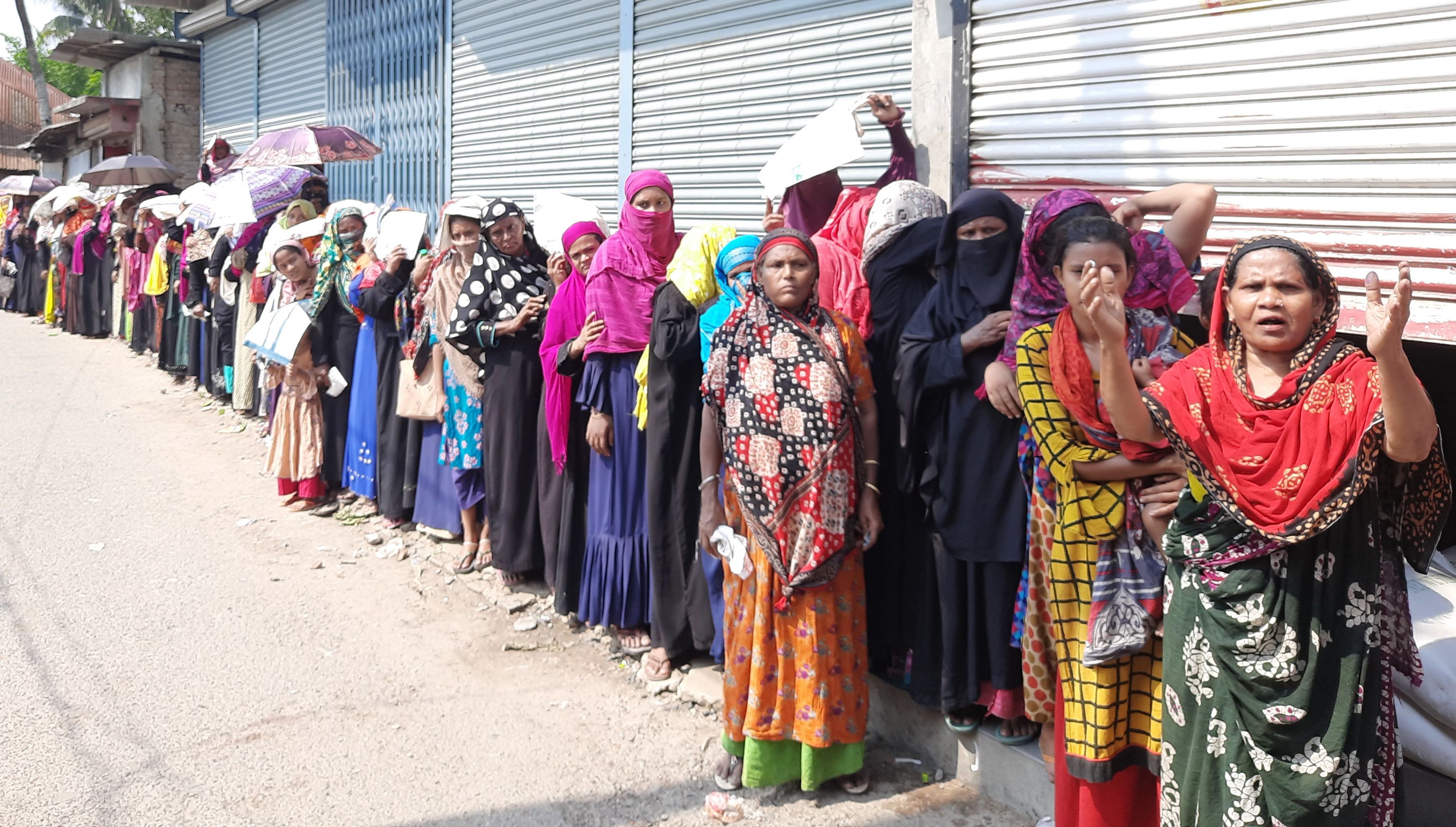 মোরেলগঞ্জে দীর্ঘক্ষণ লাইনে দাড়িয়েও চাল পাচ্ছেন না ক্রেতারা