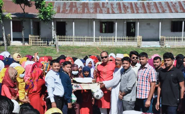 হাতীবান্ধায় মাদ্রাসা শিক্ষার্থীদের মাঝে ক্রীড়া সামগ্রী বিতরণ