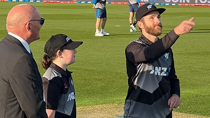 সেমিফাইনালে যেতে জিততেই হবে, টস জিতে ব্যাটিংয়ে ইংল্যান্ড