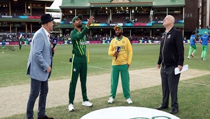 বাঁচা-মরার ম্যাচে টসে জিতে ব্যাটিংয়ে পাকিস্তান