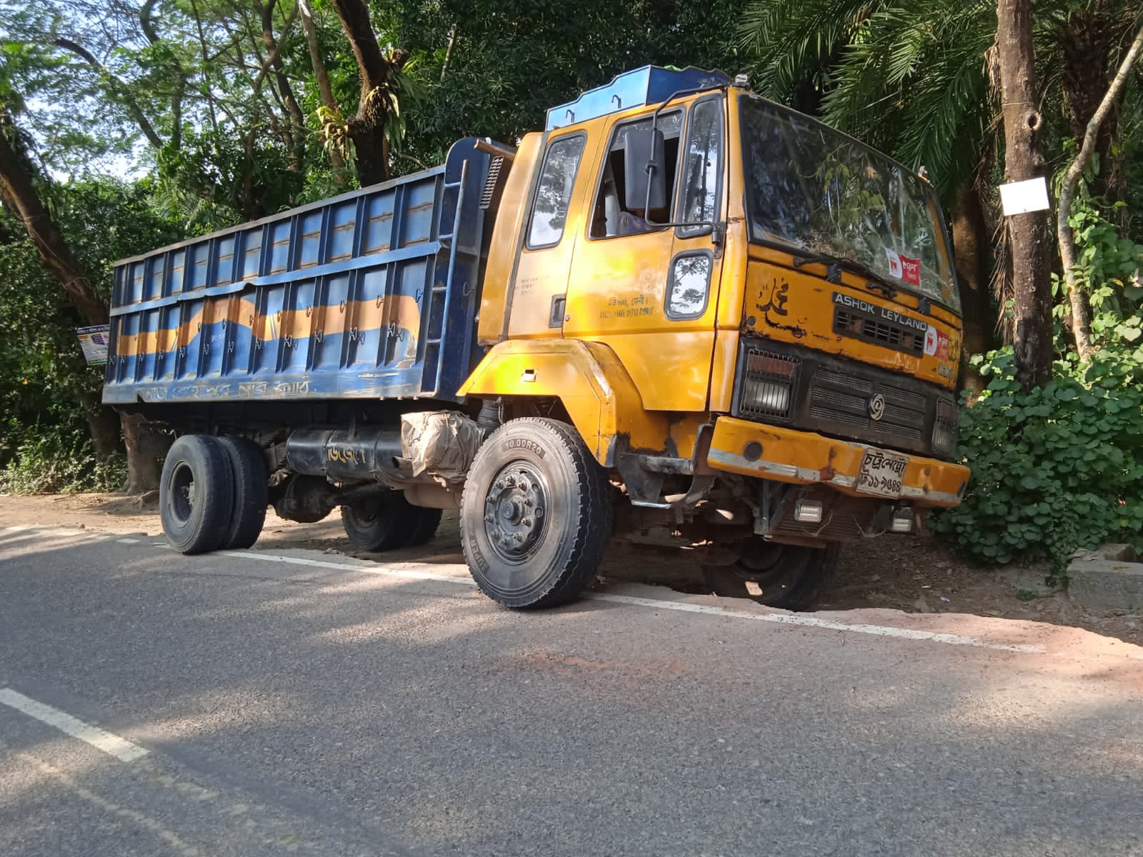 কবিরহাটে ট্রাক চাপায় এক শিশুর মৃত্যু