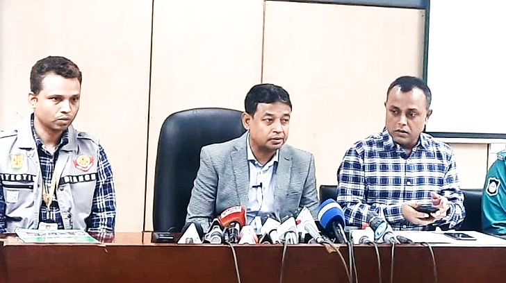 বিএনপির সমাবেশ থেকেই বিচারপতি শামসুদ্দিন চৌধুরী মানিকের ওপর হামলা: ডিবি