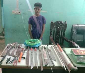 নোয়াখালীতে দেশীয় অস্ত্র-গাঁজাসহ তরুণ গ্রেফতার
